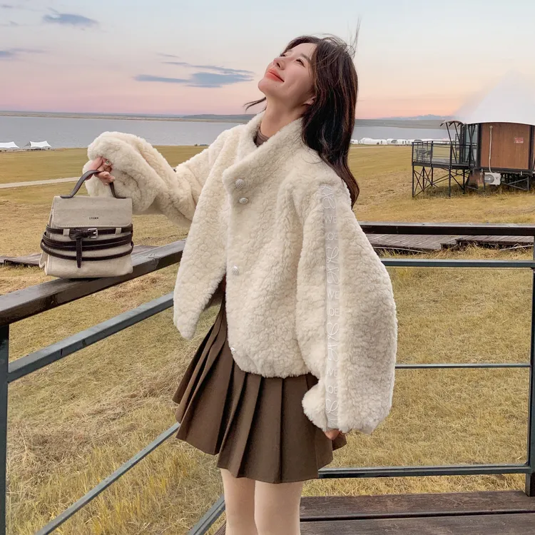 甜美风蕾丝拼接羊羔毛外套女2025冬季新款时尚加厚皮毛一体短上衣