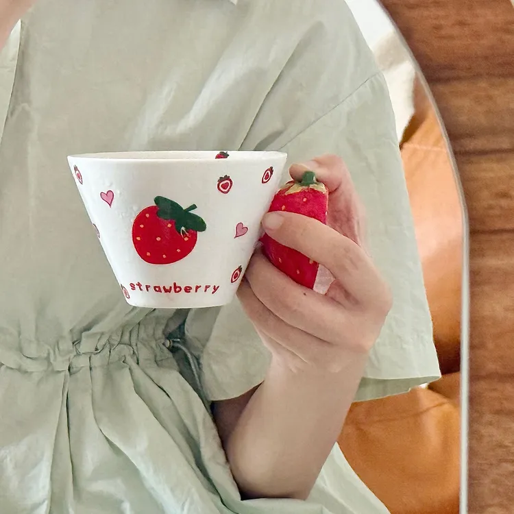 高颜值高温釉下彩陶瓷可爱创意少女手绘半颗草莓把手杯客厅杯摆件