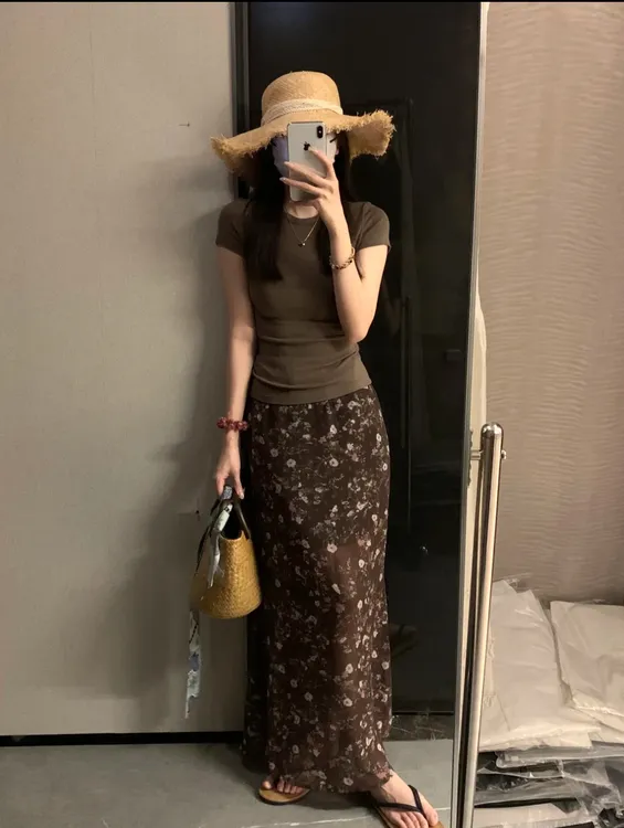 大码小众简约上衣咖色正肩短袖T恤女碎花半身裙长裙度假风两件套