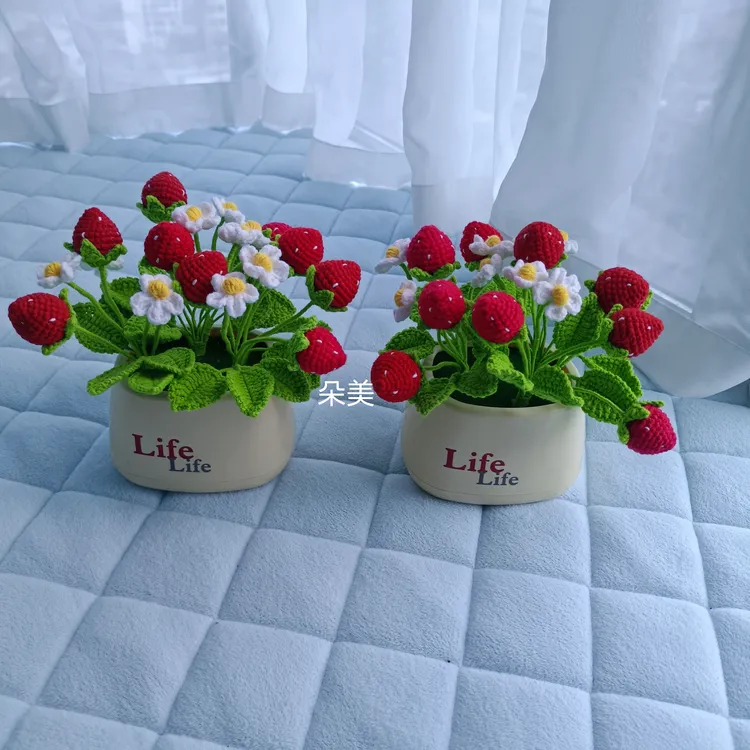 手工钩织草莓盆栽手工礼物成品