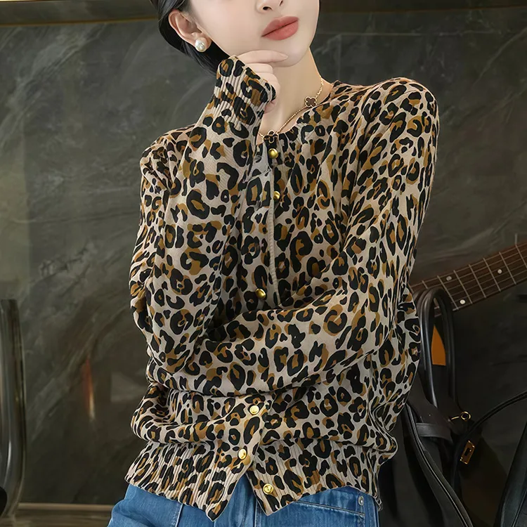 时髦高级感复古金扣豹纹T恤女秋季新款气质显瘦圆领短款开衫上衣