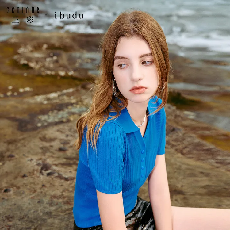 三彩ibudu2025夏季新款肌理感针织衫POLO领修身毛衫短款女