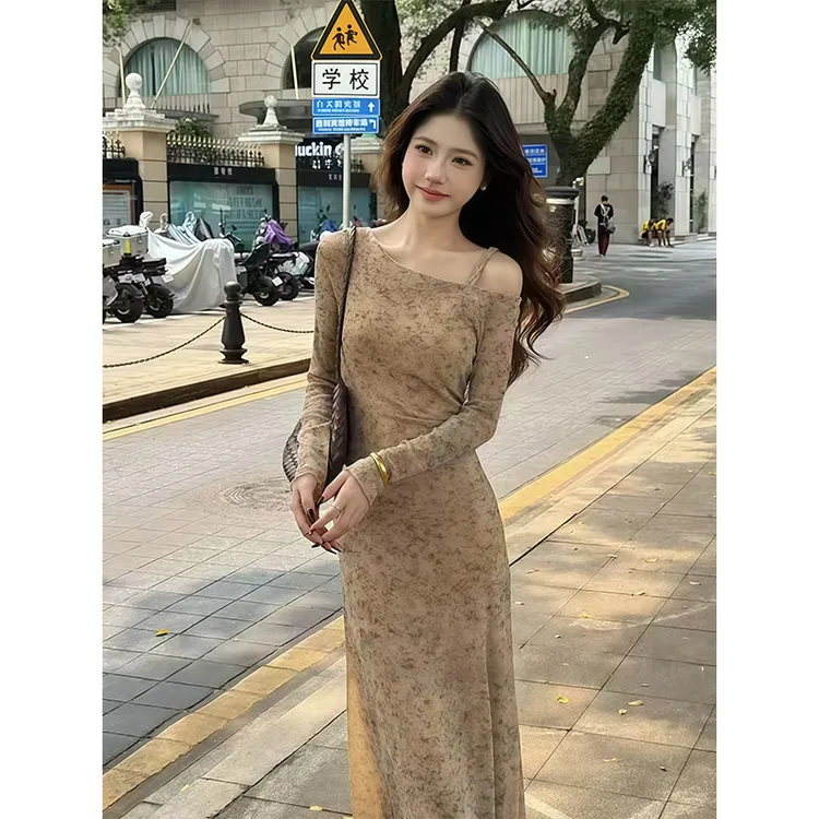 辣妹复古设计感小众碎花斜领长袖连衣裙女秋季新款收腰显瘦长裙子