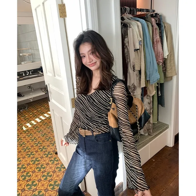 2025新款法式方领条纹长袖喇叭袖网纱透视上衣女通勤气质显瘦百搭