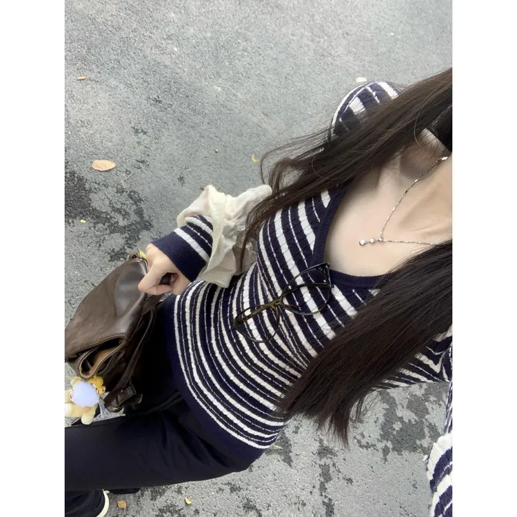韩系蓝白撞色条纹v领长袖针织t恤女秋季甜辣妹修身短款打底衫上衣