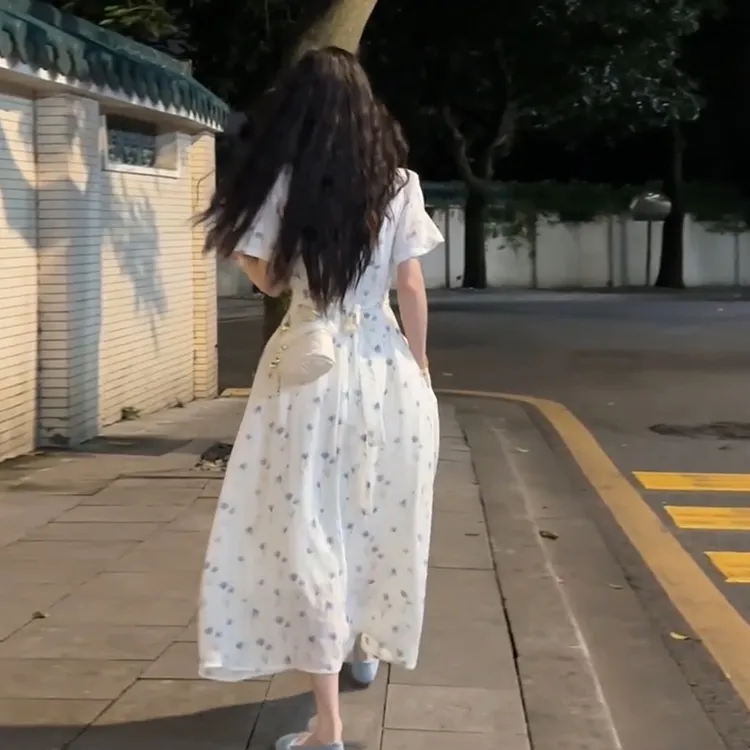 2025新款法式气质方领碎花连衣裙子女夏季小个子甜美海边度假长裙