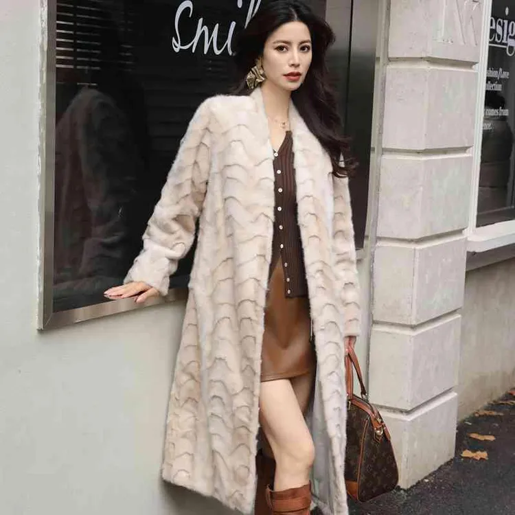 皮毛一体V领貂皮大衣女减龄气质长款裘皮流行时尚潮牌女装