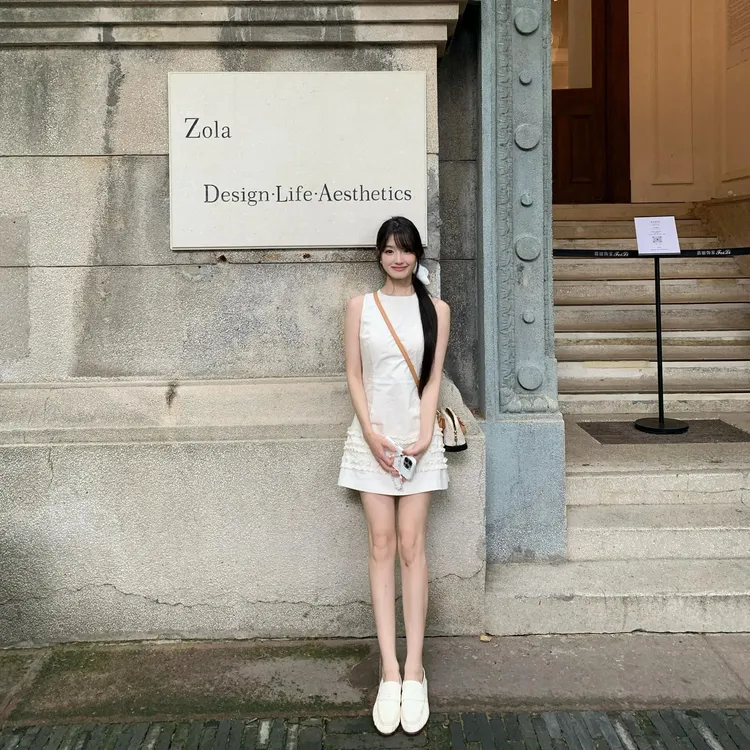 法式收腰白色连衣裙女夏季新款富家千金时尚洋气裙子绝美掐腰短裙