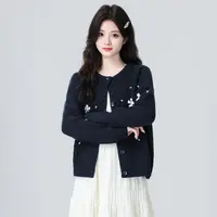 藏蓝色圆领毛衣外套女秋冬2025冬季新款花朵刺绣针织开衫短款上衣