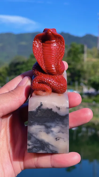 精品老挝俏色巧雕雕钮