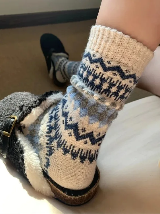 费尔岛中筒袜女秋冬保暖加厚堆堆袜菱格复古撞色拼接地板袜条纹袜