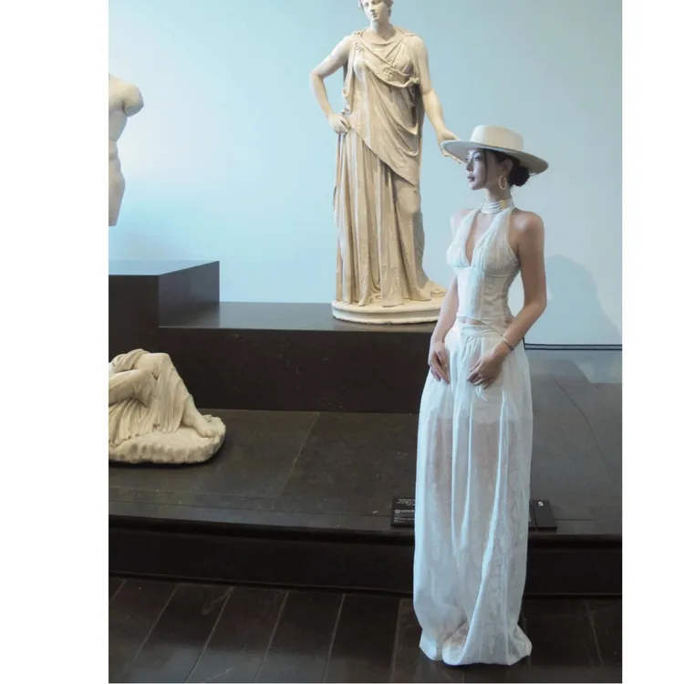  法式时尚设计感修身挂脖V领上衣女2025新款高腰显瘦休闲裤子套装