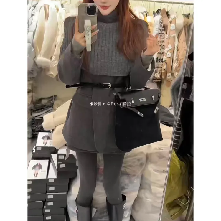 冬款高领针织斗蓬披肩叠穿毛呢西装外套套装短裙三件套