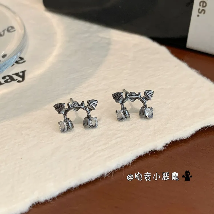 新款甜酷暗黑风耳机小恶魔耳钉女钢针个性设计感嘻哈