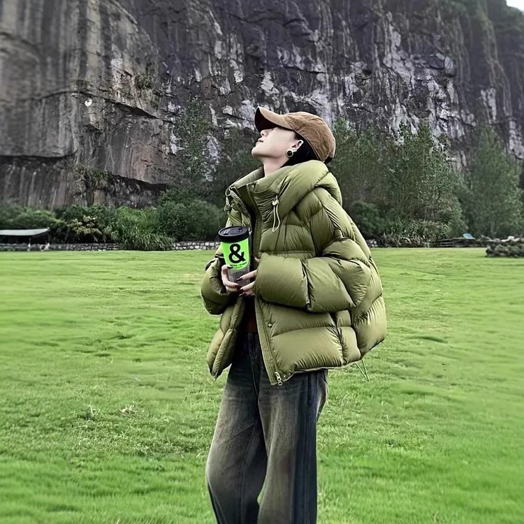 泡芙龟背绿色短款羽绒服女2025冬季新款莱姆绿袄连帽面包服外套