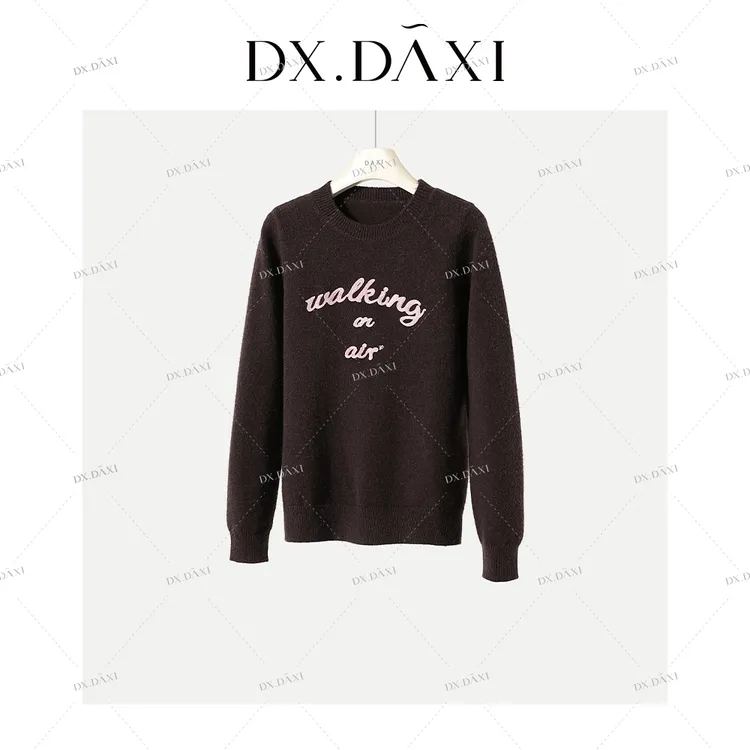 代大喜【落枫游秋】设计感圆领套头针织衫2025冬季新款宽松显瘦毛衣