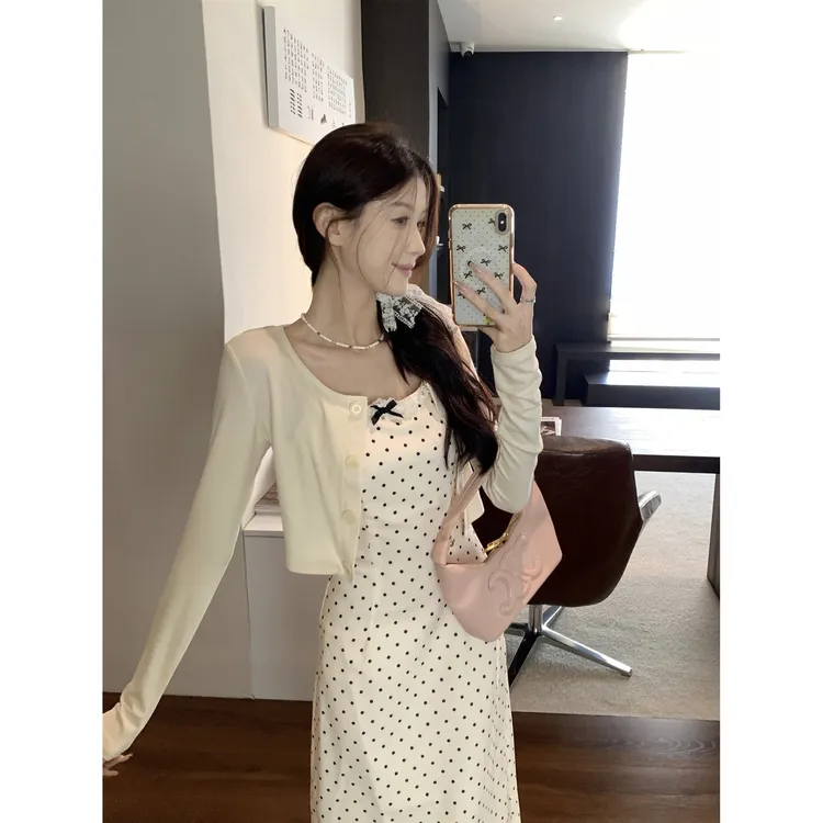 小众新款法式显瘦收腰连衣裙女装春季新款吊带裙短款修身蝴蝶法式