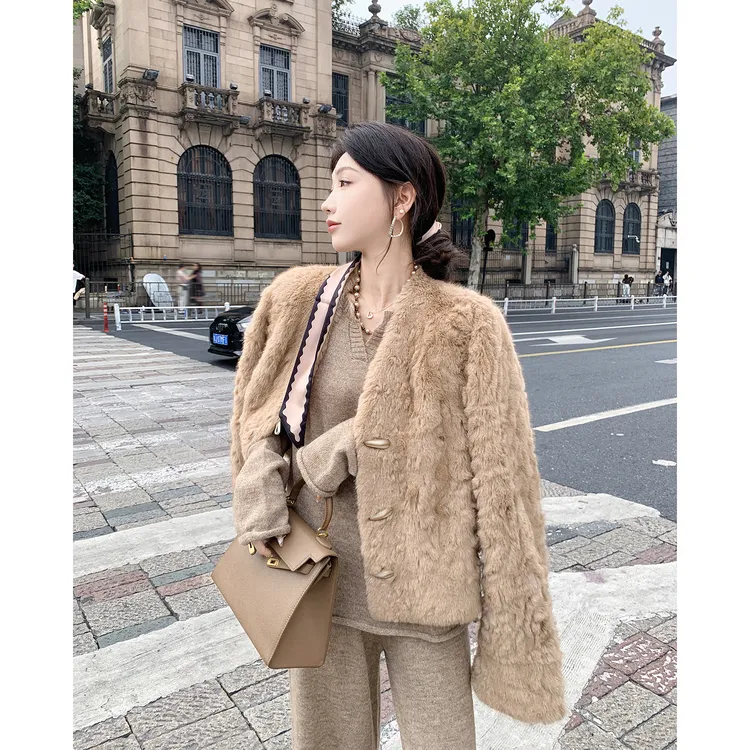 2025秋冬季新款毛毛极简风短款小胡羊长袖牛角扣外套女