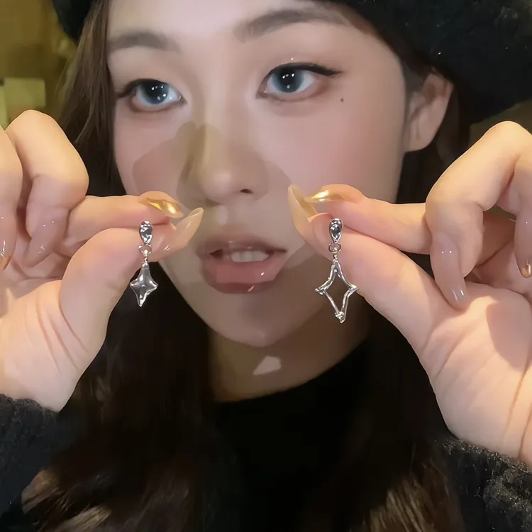 铜合金耳饰 不对称星星四芒星耳钉女设计感时尚简约百搭气质耳环