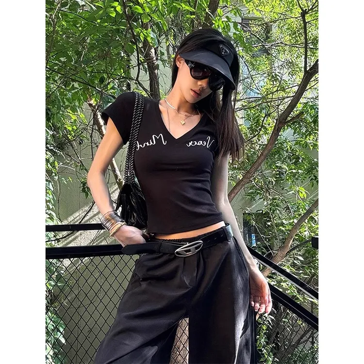 美式复古正肩t恤女夏季字母印花v领修身短袖辣妹纯欲显瘦百搭上衣