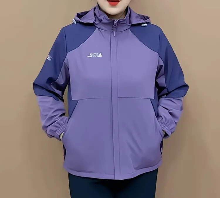 《专柜品质》连帽休闲风拉链中老年女装外套时尚薄款冲锋衣宽松型