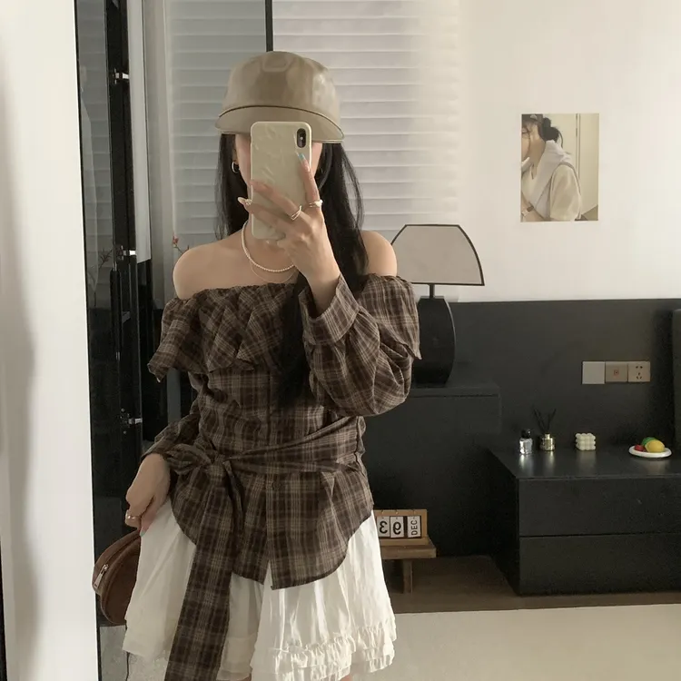 CHERRY  STUDIO-一字肩荷叶领收腰绑带格子小衫