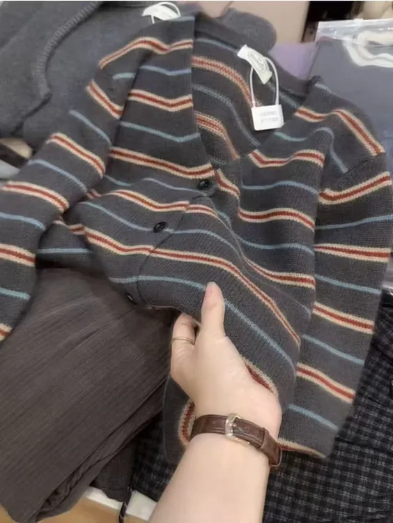 Q七言家！不一样的条纹来喽#V领慵懒撞色毛衣开衫102@