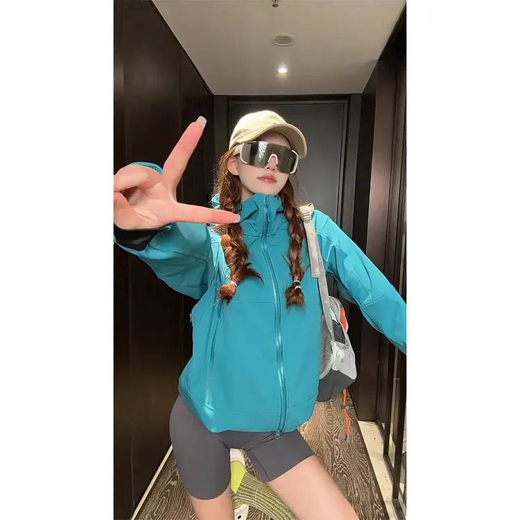 孔雀蓝软壳冲锋衣外套女秋季山系户外徒步登山服三防连帽情侣夹克