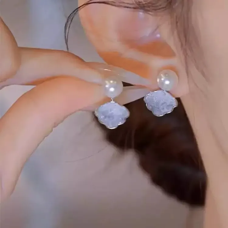 铜合金仿珍珠耳饰 2025爆款冰蓝珍珠耳钉小众高级耳饰女小巧耳环