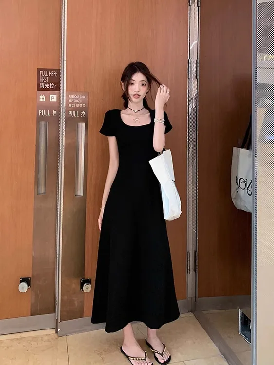 黑色方领短袖连衣裙女夏季新款法式气质修身显瘦a字大摆打底长裙