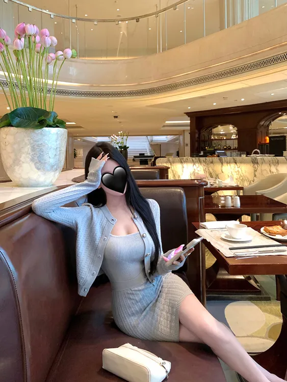 千金玛德琳 蓝色镂空设计针织开衫包臀收腰显瘦吊带连衣裙两件套