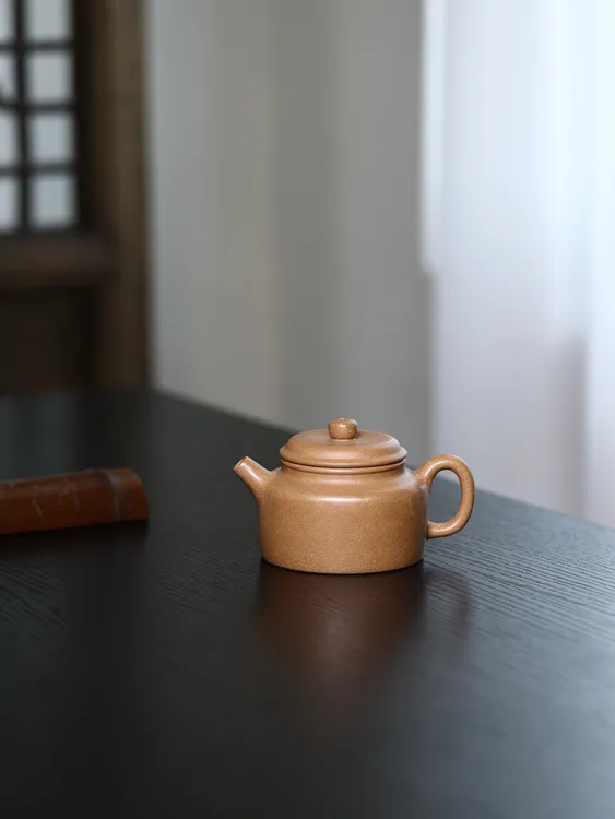 刘子新 德钟 沉香段 容量：200cc正宗宜兴原矿纯手工紫砂壶