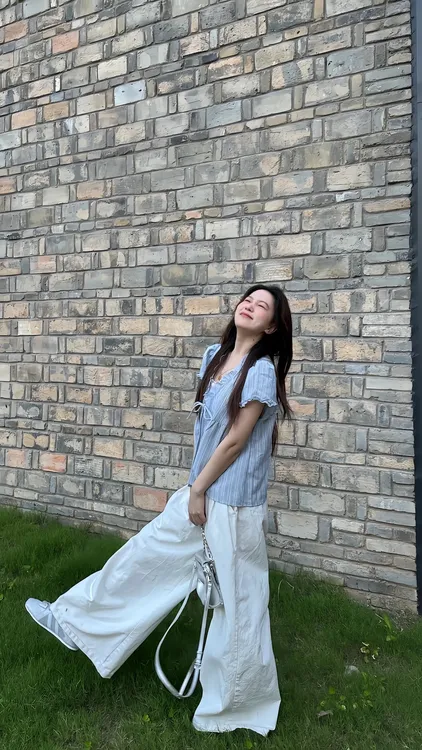 【心动时刻】2025韩系设计感木耳边拼接假两件泡泡袖上衣阔腿裤套装