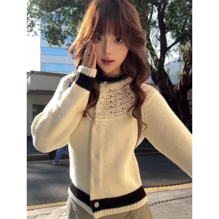 极简黑色拼接镂空毛衣女秋冬新款撞色单排扣短款别致针织衫上衣