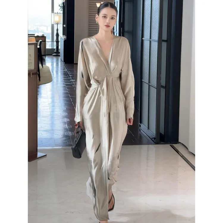 法式印花V领缎面连衣裙女2025秋季新款上流社会独特漂亮掐腰裙子