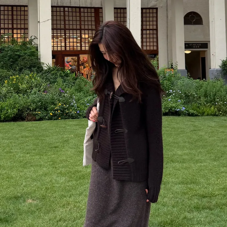 ROMI STUDIO“复古腔调”3针羊毛混纱牛角扣厚毛衣开衫RWCWST6681