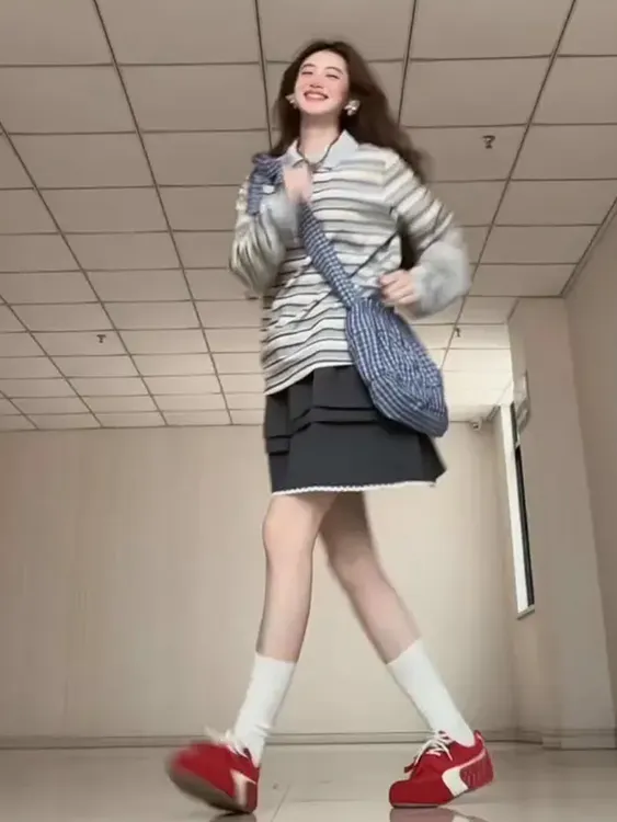 巨好看的夏日高级松弛感穿搭休闲慵懒风条纹T恤半身裙两件套装女