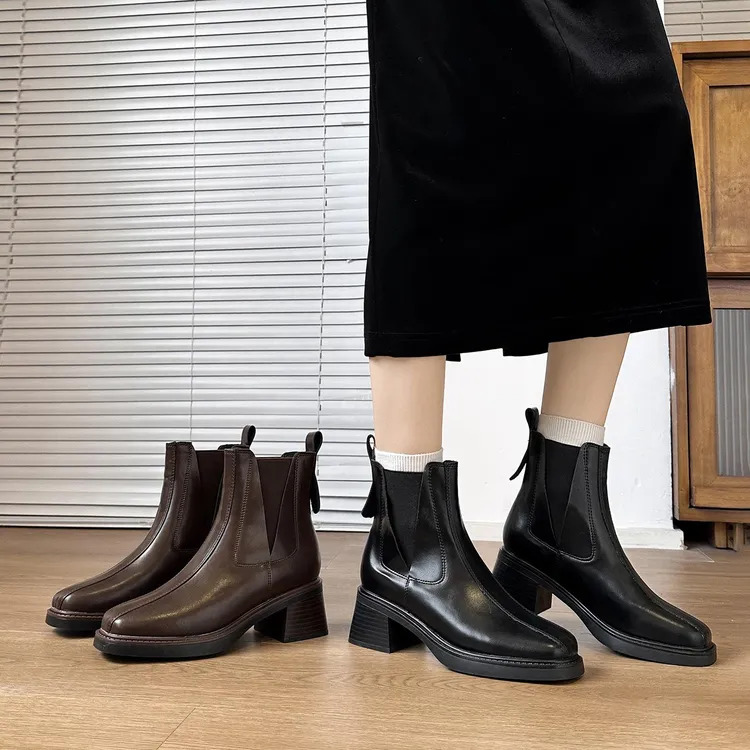 方头切尔西靴显脚小女士短筒靴女靴黑色粗跟短靴高跟靴子英伦风