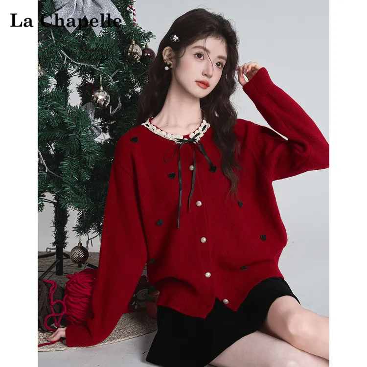 拉夏贝尔红色圣诞穿搭时尚小香风蕾丝花边领针织开衫冬季毛衣外套