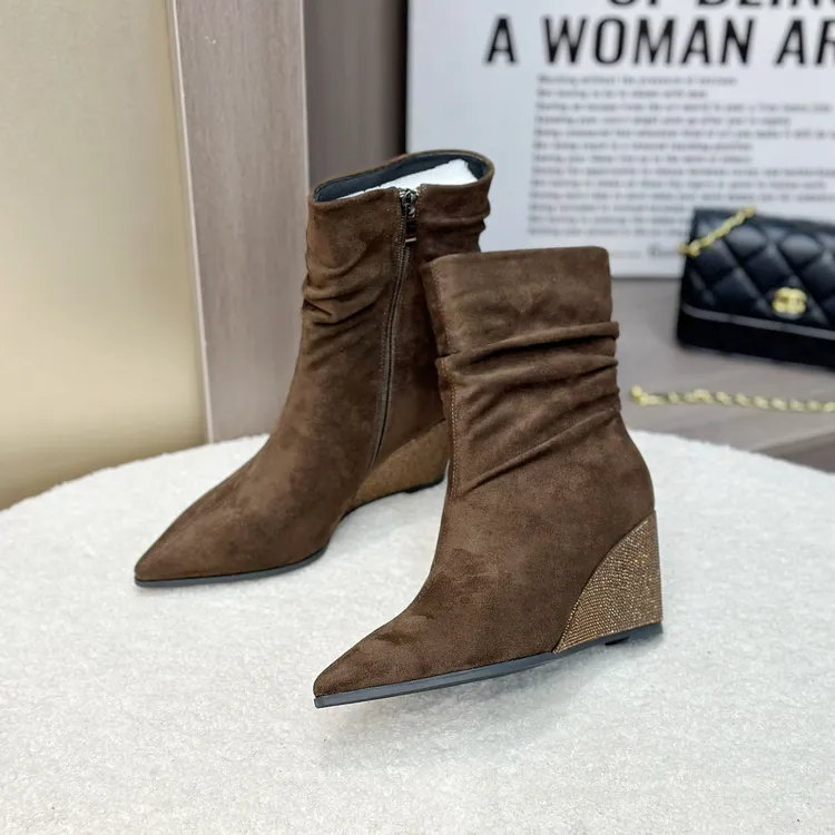 秋冬新款坡跟水钻高跟鞋尖头侧拉链短靴尖头绒面靴时尚方头女靴