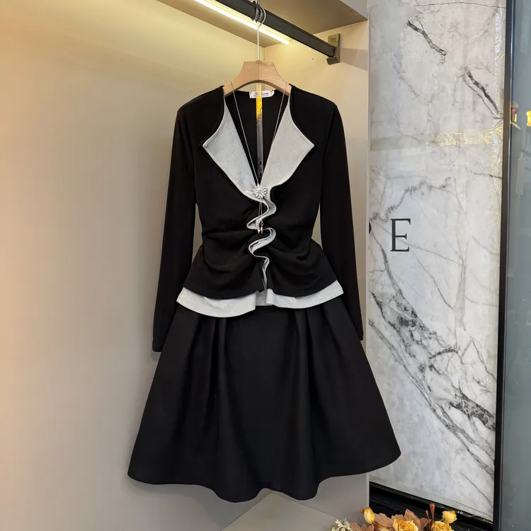 2025秋冬复古显瘦时尚法式气质简约拼色褶皱上衣+半裙套装25111