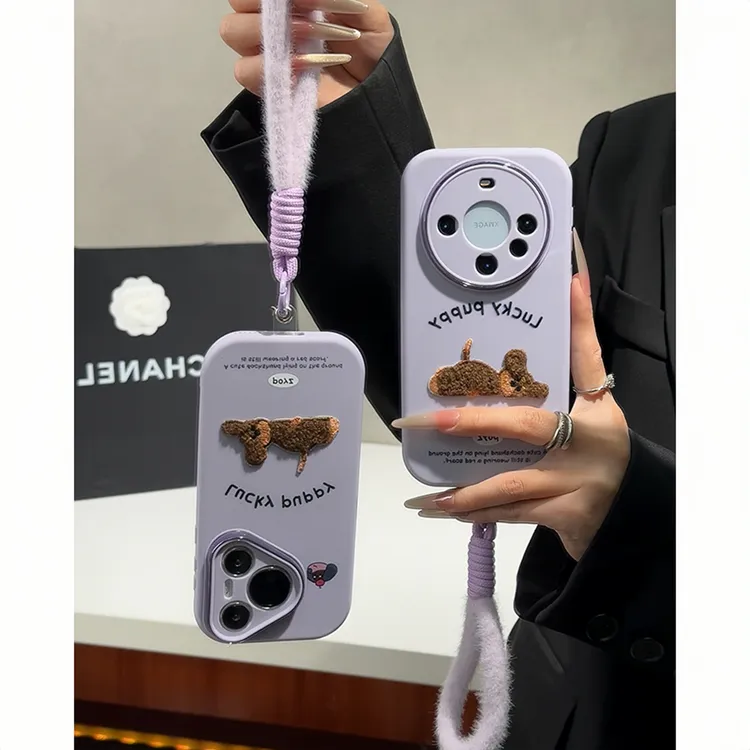 雅天立可爱毛绒趴趴小狗适用苹果17手机壳16/15女华为vivoppo小米