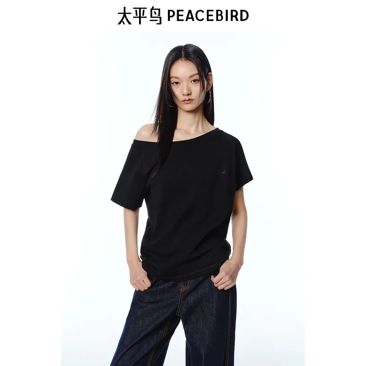 太平鸟斜肩小狗刺绣图案短袖T恤夏新款露肩潮流通勤上衣ABCNF240G