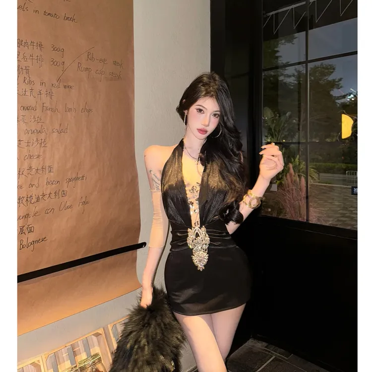 【轻熟女】2026春季新款法式性感辣妹纯欲气质钉钻露背连衣裙短裙女