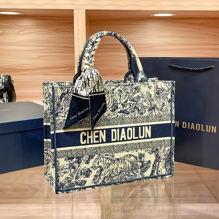 香港CHEN DIAOLUN动物园刺绣托特包女2025新款大容量手提单肩大包