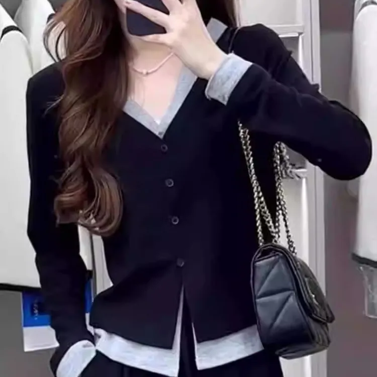 COS MOCO UR黑色假两件V领长袖T恤女春秋新款大尺码胖mm打底衫