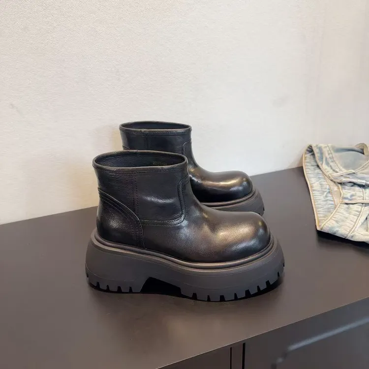 DAABAE GOOD秋冬时尚百搭黑色真皮短筒靴马丁靴跟高7CM 26032-169