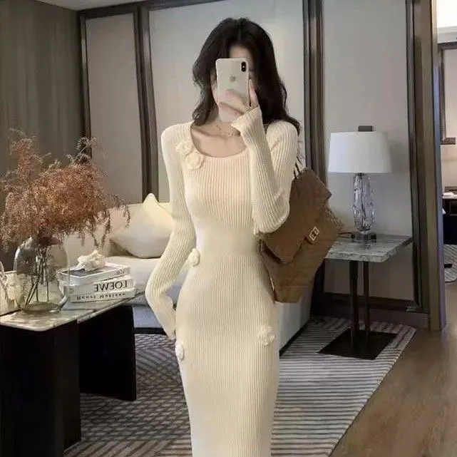 立体花朵圆领长袖秋季纯色修身中长裙温柔收腰包臀裙针织连衣裙