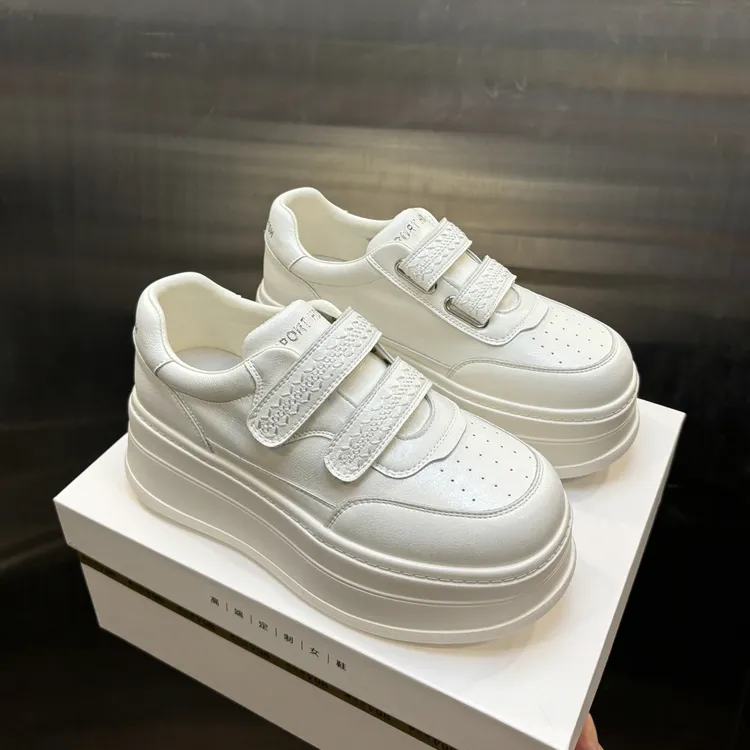 【痞幼】同款2026新款魔术贴厚底增高小白鞋女百搭休闲运动板鞋ins