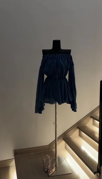 蓝色一字肩雪纺衬衫女夏季纯欲名媛风收腰设计感上衣